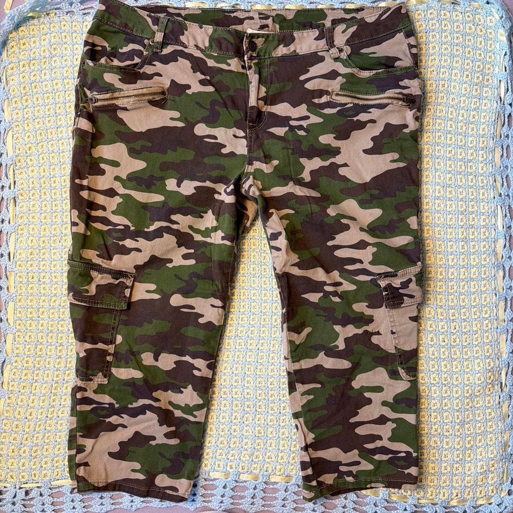 Torrid Camo Cargo Capri Cropped Pants Green Brown Cotton Stretch Plus Size 18